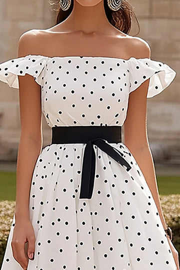 Robe d’invitée de mariage en satin blanc à épaules dénudées avec des pois noirs